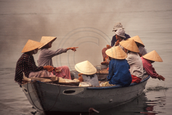 Hoi An, Women in Boat S -8836