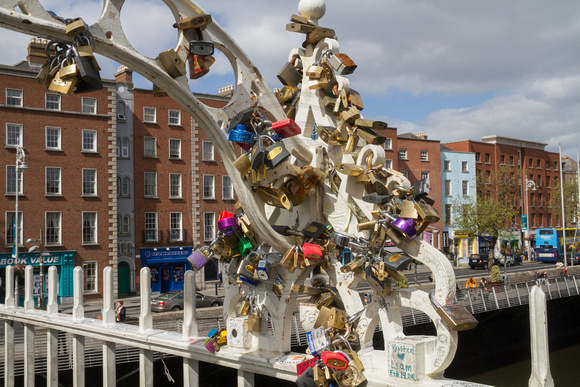 Dublin, HaPenny Br, Love Locks131-0827