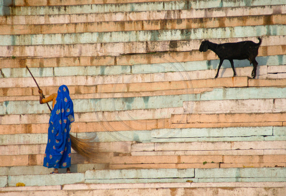Varanasi, Sweeping the Ghat