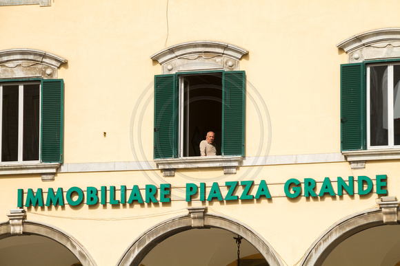Livorno, Piazza Grande, Man in Window139-8429
