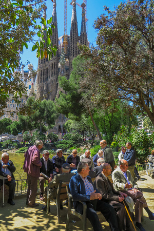 Barcelona, Sagrada Familia, Men Talking V130-0080