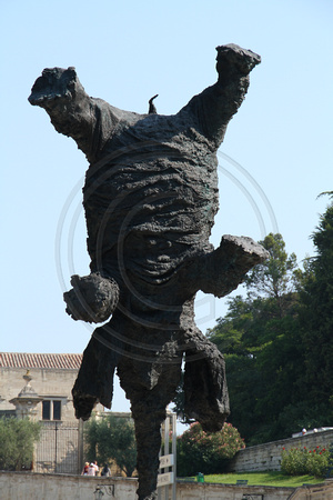 Avignon, Elephant Standing on Trunk Sculpture V0932855