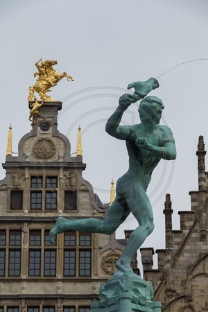 Antwerp, Grote Markt, Statue V130-9927