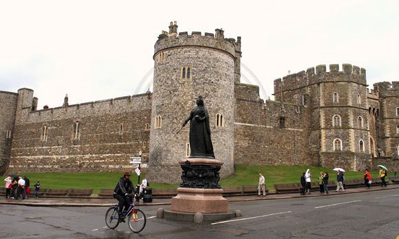 Windsor, Queen Victoria Statue, Windsor Castle1050274a