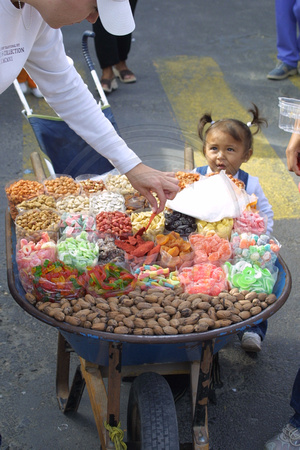 La Paz, Girl w Candy Vendor106-0626