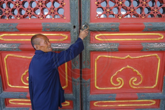 Beijing, Forbidden City, Man Opening Door020419-8891