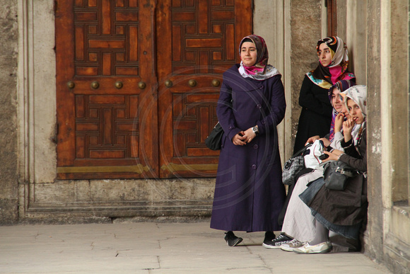Istanbul, Blue Mosque, Women1016012