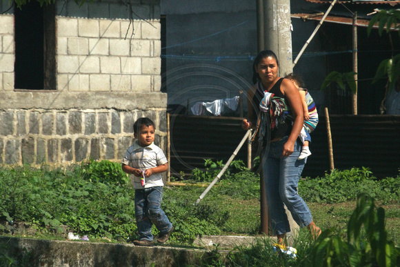 Puerto Quetzal, nr, Woman and Children1115914a