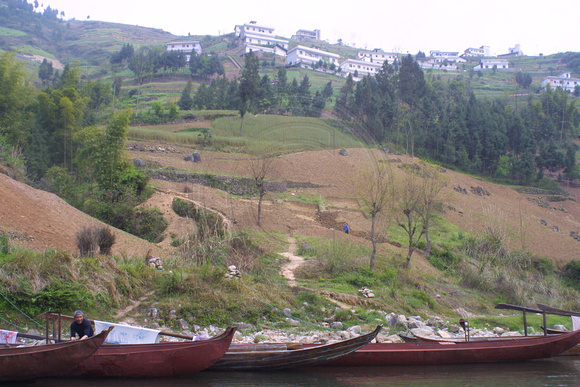 Shennong Stream, Boats, New Town020401-5628